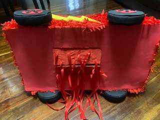 Piñata Rayo McQueen con ruedas giratorias