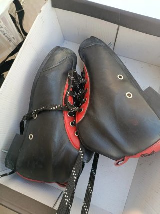 Botas de hockey Reno negras y rojas