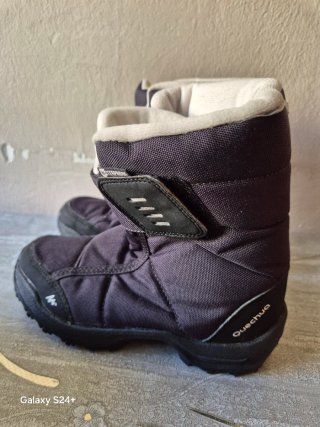 Pantalón de nieve negro botas de nieve y guantes