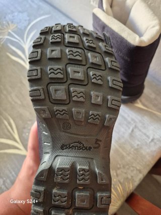 Pantalón de nieve negro botas de nieve y guantes