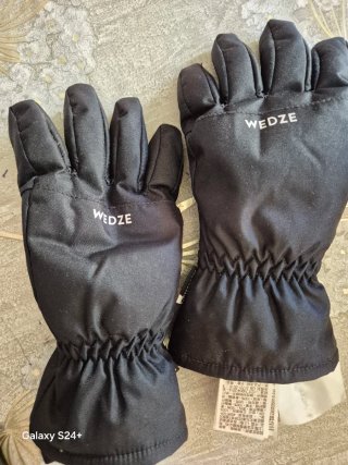 Pantalón de nieve negro botas de nieve y guantes