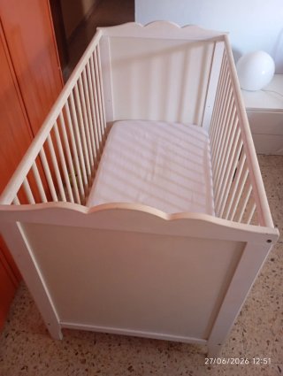 Cuna de madera blanca