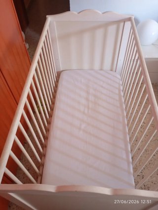 Cuna de madera blanca