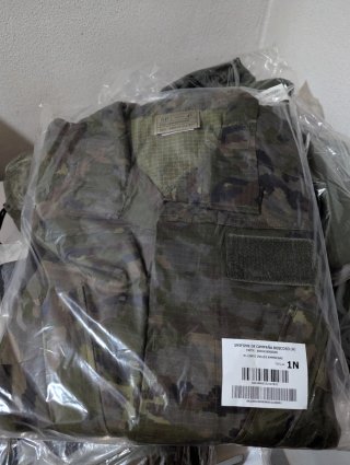Traje boscoso pixelado