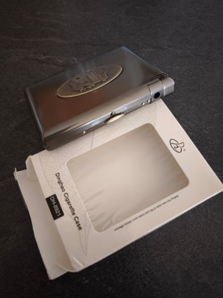 Caja de cigarrillos de metal con diseño