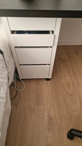 Mesa de escritorio negra y blanca