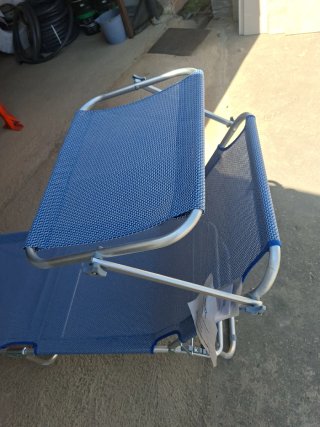 Tumbona azul con techo