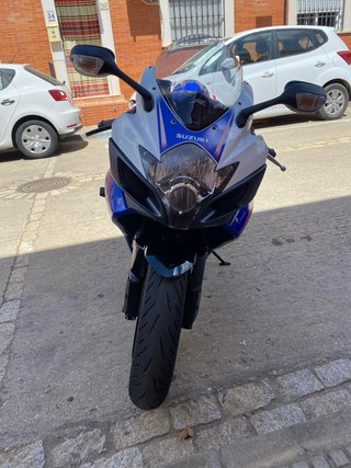 Suzuki GSXR 750 K7 Azul y Blanca