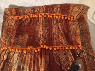 Foulard naranja y beige con pompones