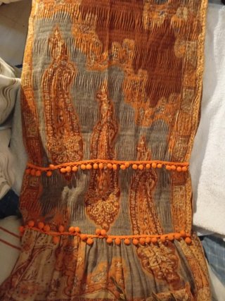 Foulard naranja y beige con pompones