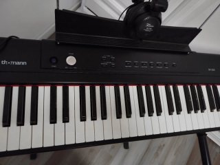 Piano Thomann SP-320 con soporte, cascos, pedal..