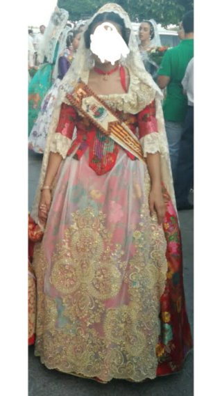 Traje de Fallera con detalles dorados