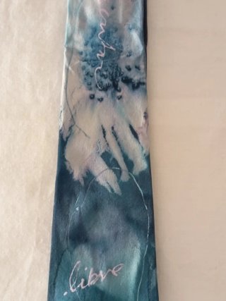 Corbata diseño floral azul y blanco de seda
