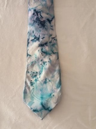Corbata diseño floral azul y blanco de seda