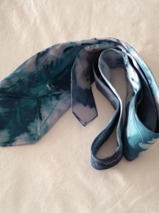 Corbata diseño floral azul y blanco de seda