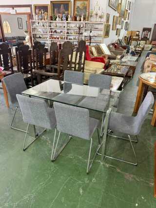 Mesa de comedor de cristal y metal