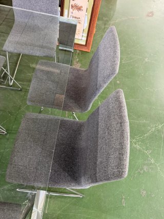 Mesa de comedor de cristal y metal