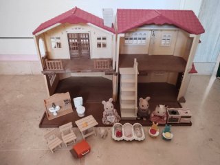 Casa Sylvanian Families más accesorios y muñecos