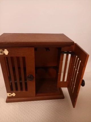 Especiero de madera noble con detalles dorados