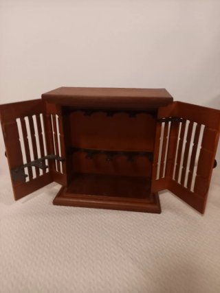 Especiero de madera noble con detalles dorados