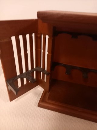Especiero de madera noble con detalles dorados