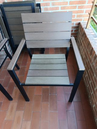 Mesa, sillas, amacas y banco de jardín.