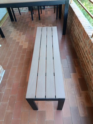 Mesa, sillas, amacas y banco de jardín.