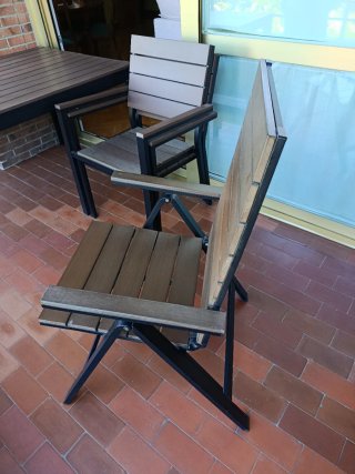 Mesa, sillas, amacas y banco de jardín.