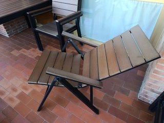 Mesa, sillas, amacas y banco de jardín.