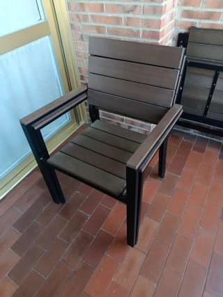 Mesa, sillas, amacas y banco de jardín.