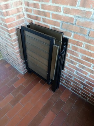 Mesa, sillas, amacas y banco de jardín.