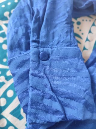 Blusa H&M azul con estampado cebra