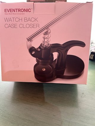 Montador manual de tapas de reloj