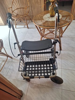 Andador con cesta y asiento