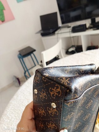 Borsa Guess a spalla con catena e stampa animalier