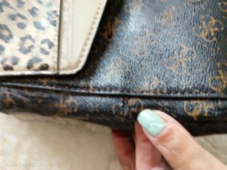 Borsa Guess a spalla con catena e stampa animalier