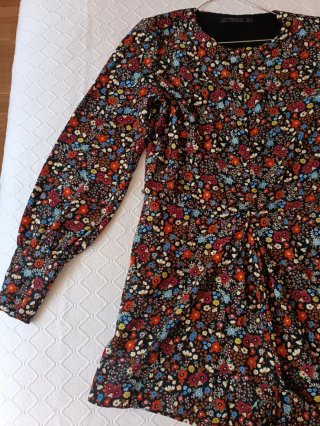 Mono corto Zara floral talla M