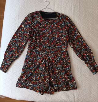 Mono corto Zara floral talla M