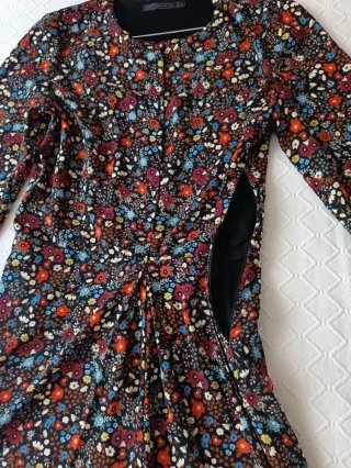 Mono corto Zara floral talla M