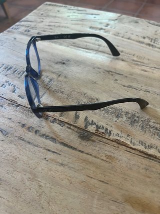 Gafas de niño estilo Wayfarer de marca Ray Ban.