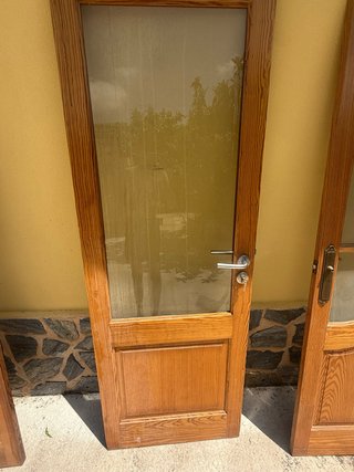 Hoja de puerta de madera con cristal