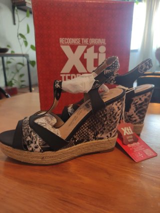 Sandalias cuña Xti serpiente negras