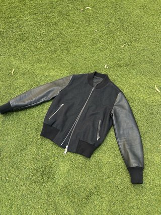 Ami Paris Alexandre Mattiussi bomber negra y gris