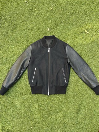 Ami Paris Alexandre Mattiussi bomber negra y gris