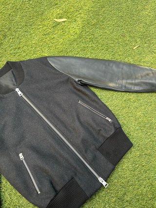 Ami Paris Alexandre Mattiussi bomber negra y gris