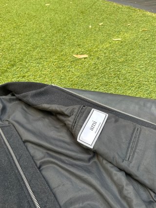Ami Paris Alexandre Mattiussi bomber negra y gris