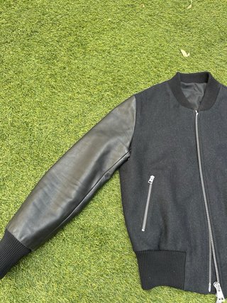 Ami Paris Alexandre Mattiussi bomber negra y gris
