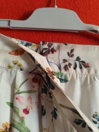 Falda floral Stradivarius Talla M