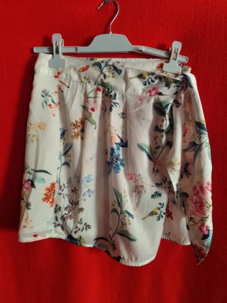 Falda floral Stradivarius Talla M