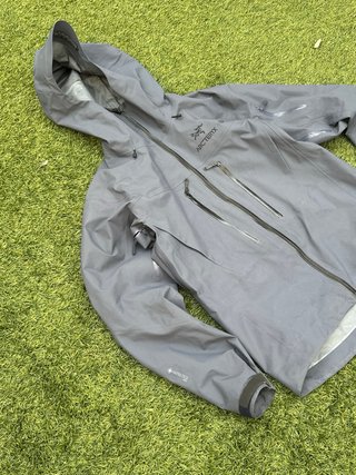 Arc'teryx Alpha SV gris perla talla S original